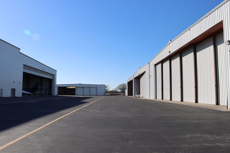 Private facility for hangaring